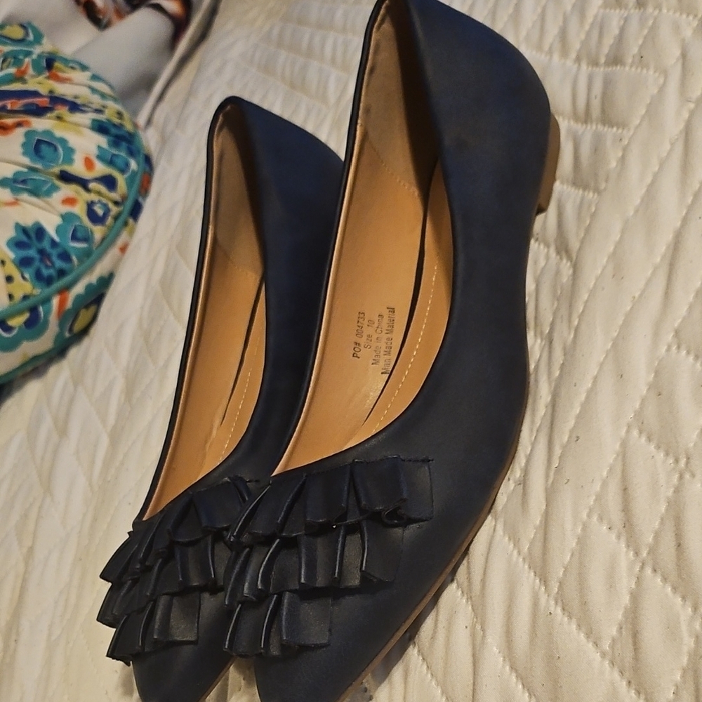 Elegant Navy Ruffle Flats - Picture 5 of 5